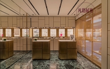 How to design and place jewelry showcases to attract passengers?