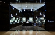 How to display the jewelry of high-end jewelry showcase?