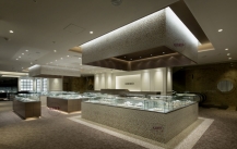 How to choose the decoration style of jewelry store display cabinet?