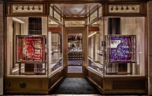 How to use luxury display cabinets to increase sales of luxury goods?