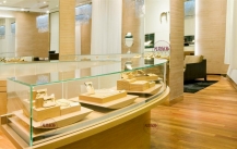 The benefits of a circular jewelry display case in a jewelry store!